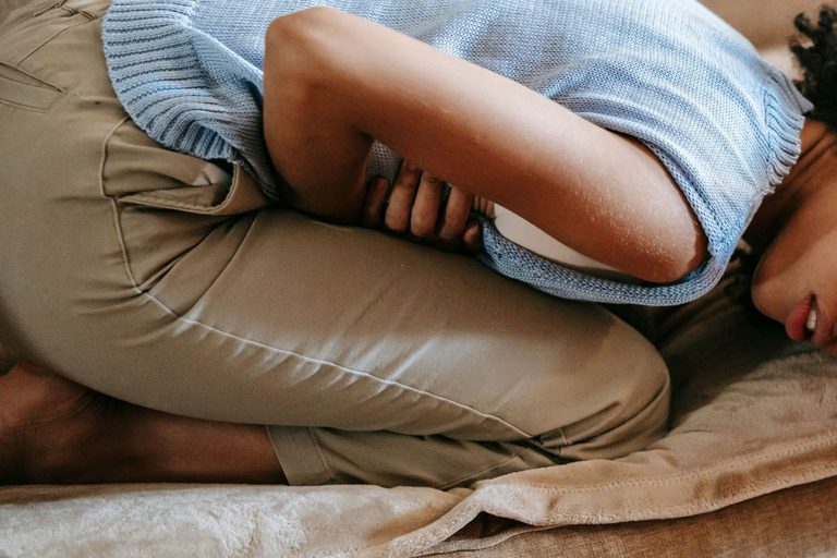 femme replier sur elle meme car douleur menstruelle, douleur de règle